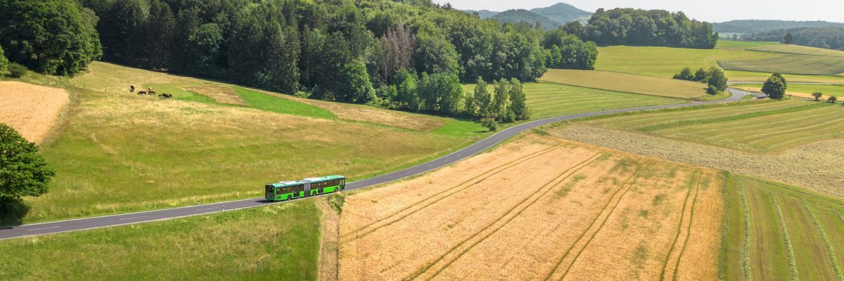 Bus fährt durch die Region