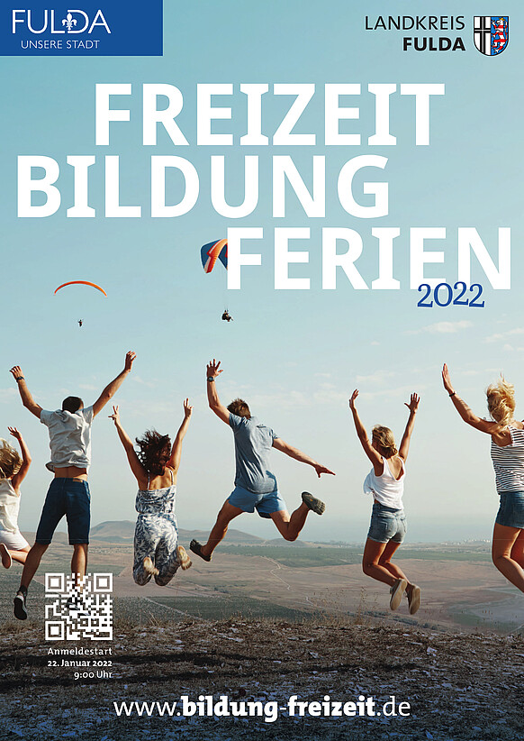 Zu sehen ist die Überschrift "Freizeit, Bildung, Ferien 2022" mit den Logos von Stadt und Landkreis fulda sowie 6 springenden Personen auf einer Wiese mit einer Landschaft mit Ausblick. Zudem steht unten der Link www.bildung-freizeit.de