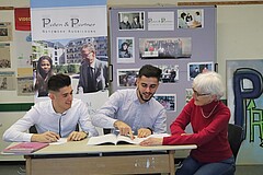 Jobran Abazed (links) und Malaz Al-Dassouqi werden vom Verein Paten & Partner unterstützt. Barbara Eckart hilft den Jugendlichen im Fach Mathematik Foto: Lisa Laibach