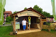 Die Hütte des Biosphärenreservates Rhön auf dem Gelände des Hessentags in Korbach mit Mitarbeiterin Mechthild Winheim Foto: M. Kremer