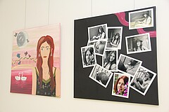 Im Selbstporträt links hat eine Teilnehmerin ihre Gefühlswelt auf die Leinwand gebracht, während die Fotocollage rechts ihre äußere Erscheinung zeigt.