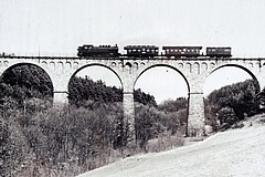 Historische Aufnahme der Klausmarbacher Brücke mit der gerade überfahrenden "Bimbel". Reproduktion: Karl-Heinz Burkhardt