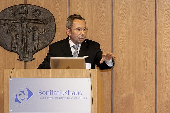 Prof. Dr. Fthenakis während der Keynote der Bildungskonferenz 2019 im Bonifatiushaus